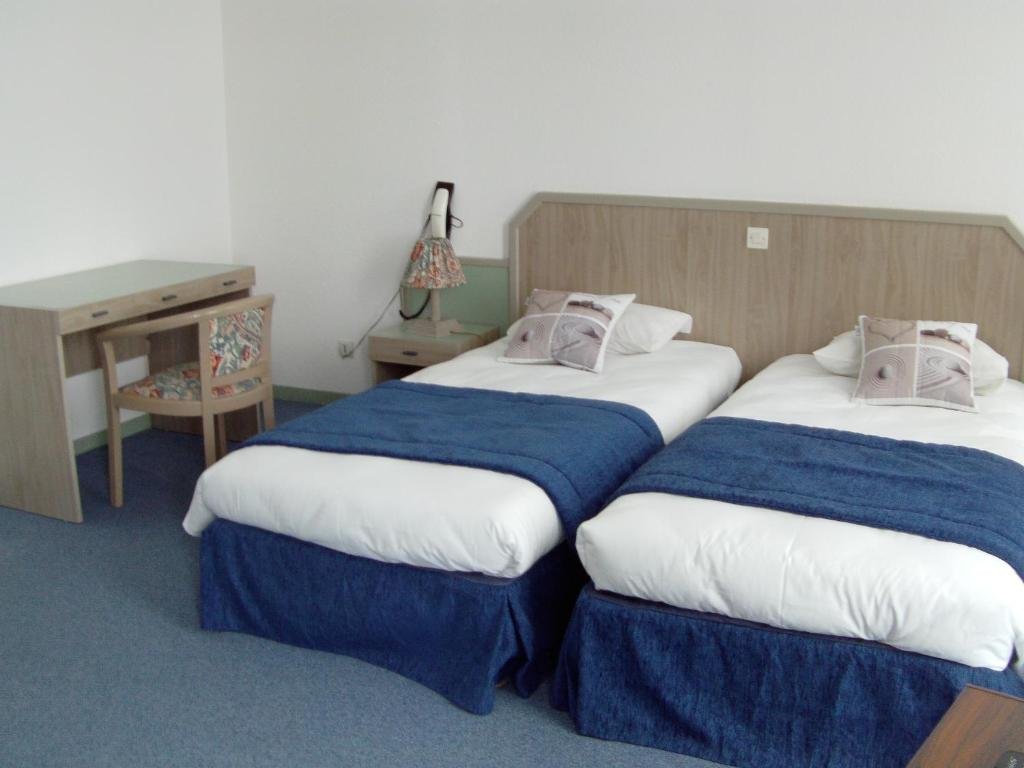 Chambre twin du Grand Hotel avec deux lits simples et bureau